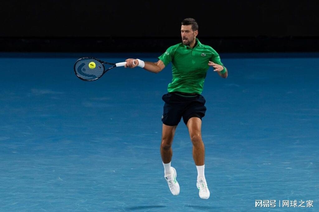 开云官方网站-德约质问记者奇葩问题：我在追赶辛纳和阿卡？是追随者？