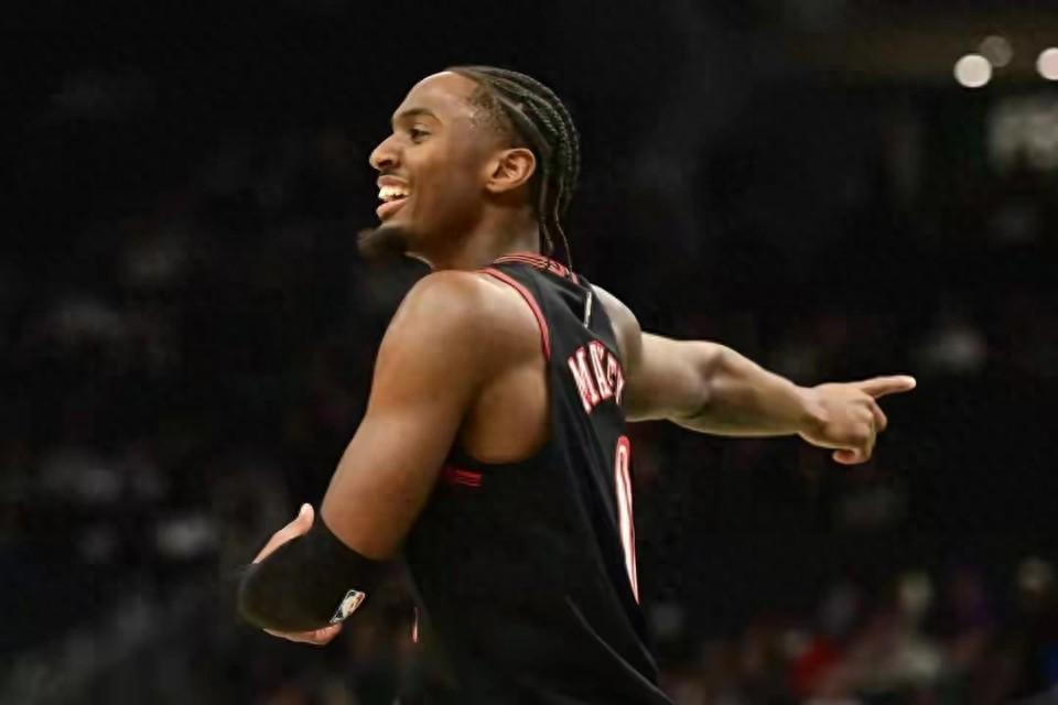 开云官方网站-马刺屠76人揽四奖，文班24分钟+41；防守破局雪旧耻，前路可可期